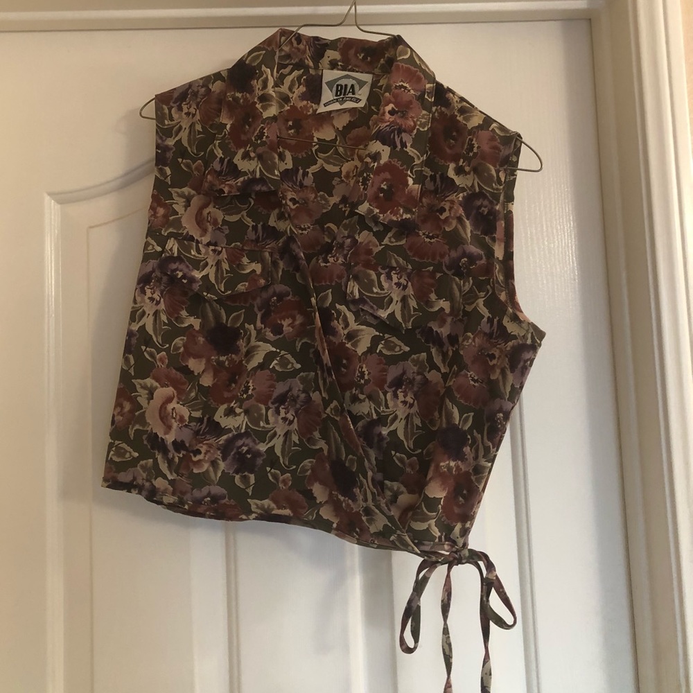 Adorable wrap around blouse. Size medium.